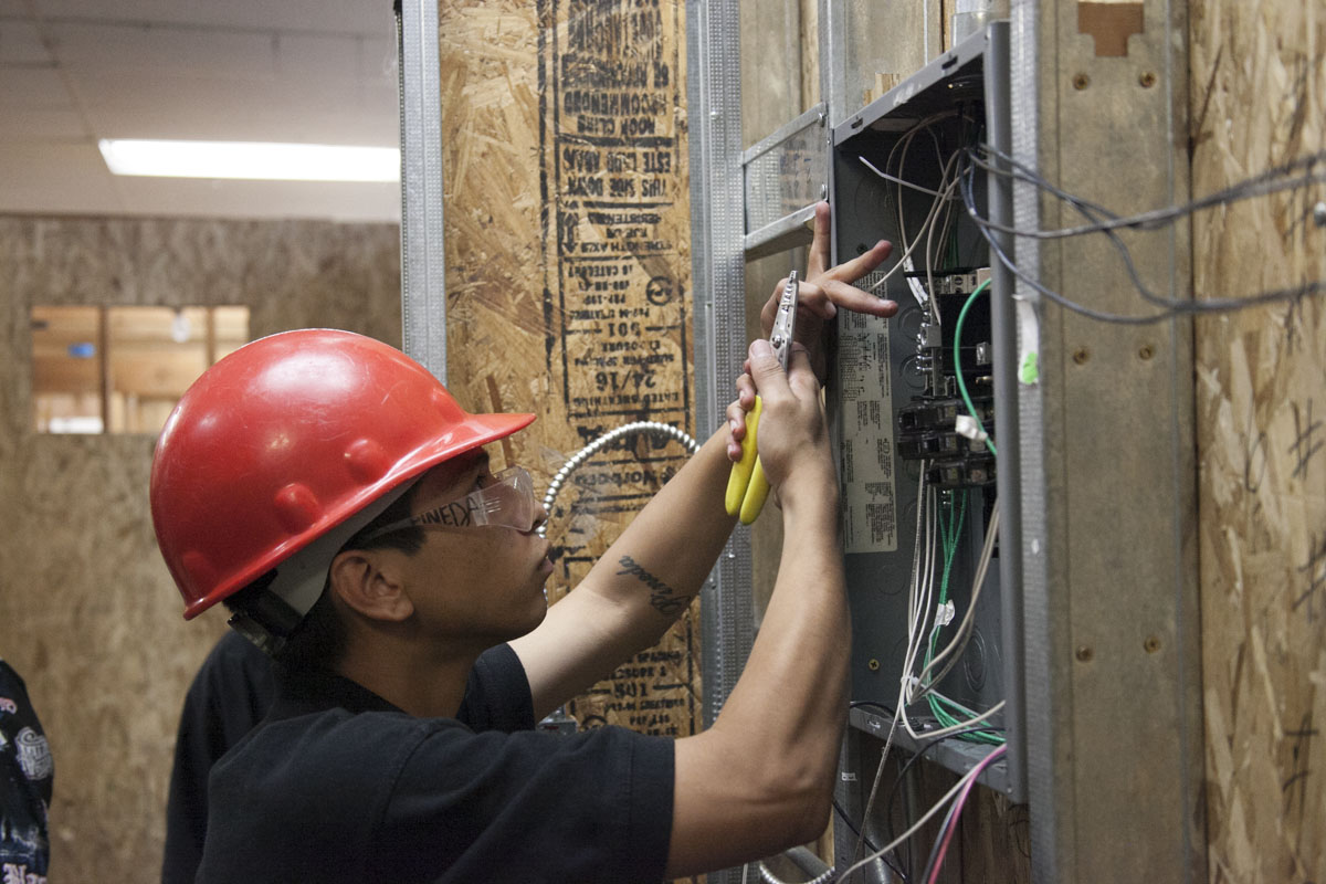 How Long is Trade School for an Electrician? The Comprehensive Guide - CET